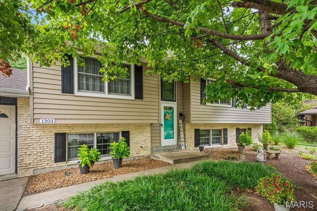 1303 Desoto Drive, O'fallon, IL 62269