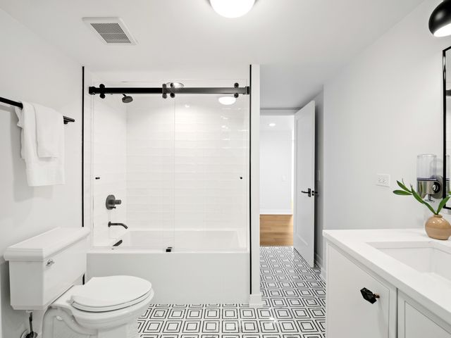 200 E Delaware Place 8-9C, Chicago, IL 60611