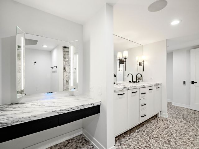 200 E Delaware Place 8-9C, Chicago, IL 60611