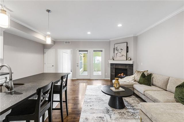 4450 Summit Street, Kansas City, MO 64111