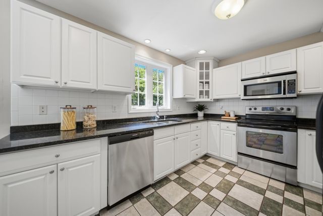 9 Hawk Drive, Salem, NH 03079