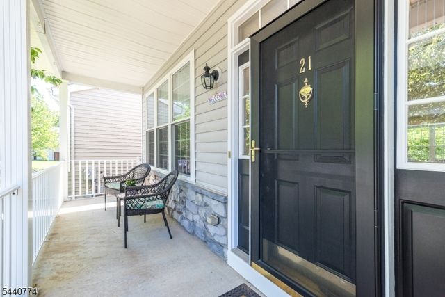 21 Stirrup Ln, Raritan Twp., NJ 08822