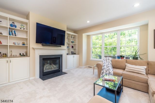 21 Stirrup Ln, Raritan Twp., NJ 08822