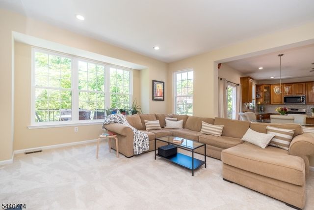 21 Stirrup Ln, Raritan Twp., NJ 08822