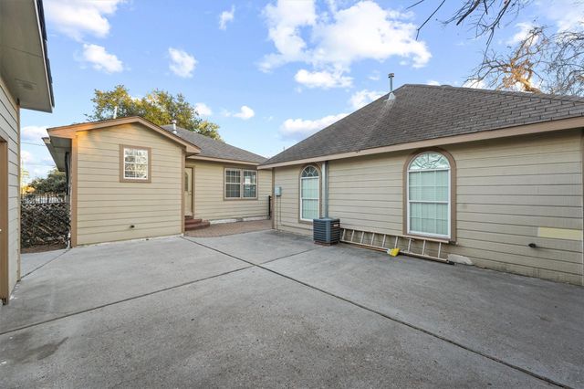 1615 Airline Drive, Houston, TX 77009