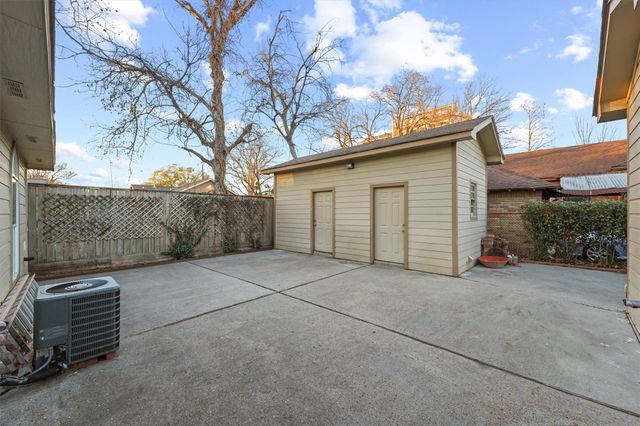 1615 Airline Drive, Houston, TX 77009