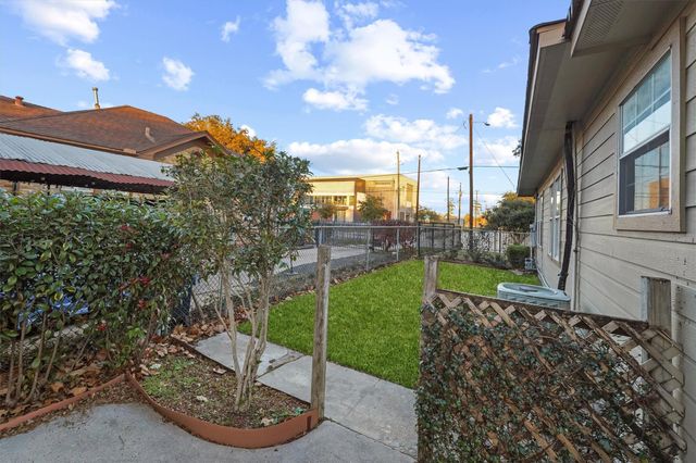 1615 Airline Drive, Houston, TX 77009