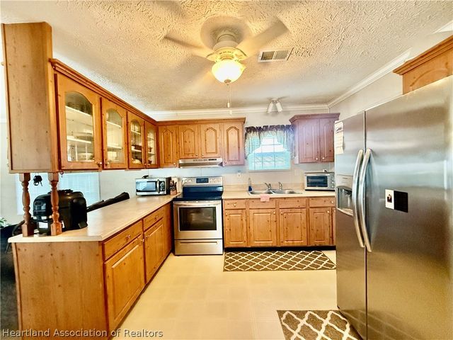 21 Venetian Parkway, Lake Placid, FL 33852