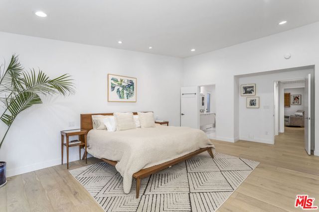 23826 Burbank Boulevard, Woodland Hills, CA 91367