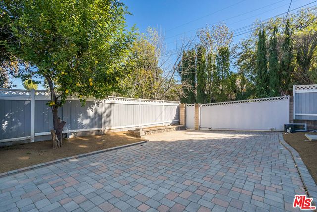 23826 Burbank Boulevard, Woodland Hills, CA 91367