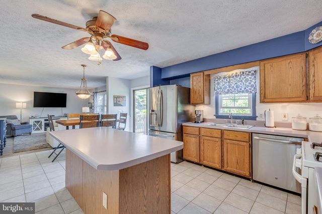 12 N HOCKEY DR, Columbus, NJ 08022