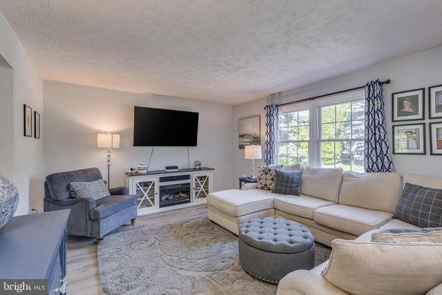 12 N HOCKEY DR, Columbus, NJ 08022