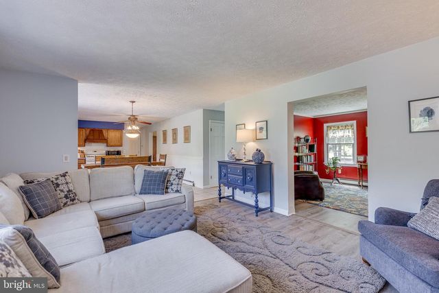 12 N HOCKEY DR, Columbus, NJ 08022