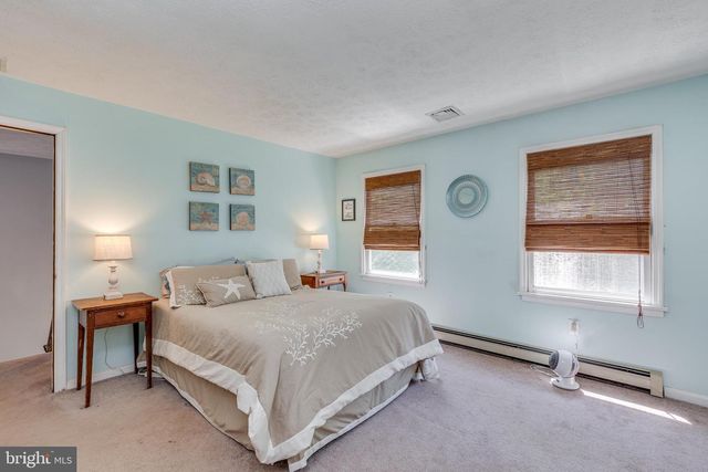 12 N HOCKEY DR, Columbus, NJ 08022