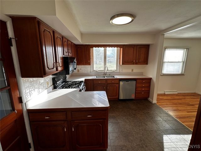 202 Stephen Dr, Utica, NY 13502