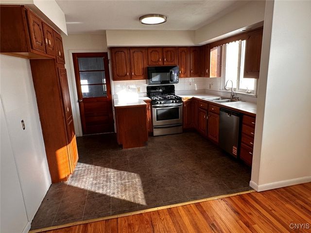 202 Stephen Dr, Utica, NY 13502