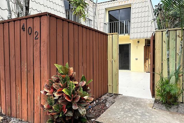 1700 Embassy Dr 402, West Palm Beach, FL 33401