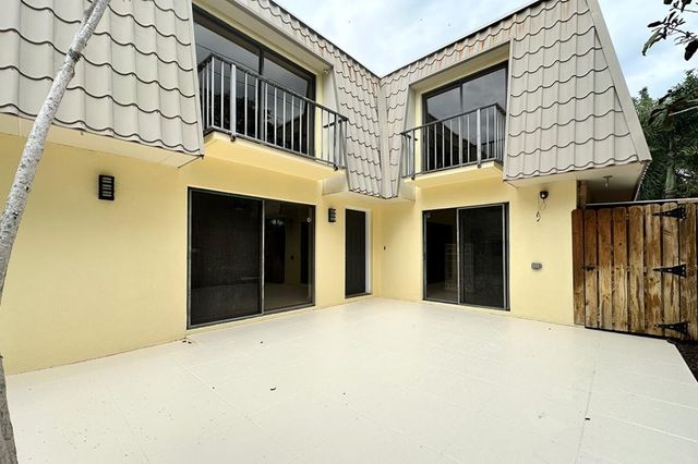 1700 Embassy Dr 402, West Palm Beach, FL 33401