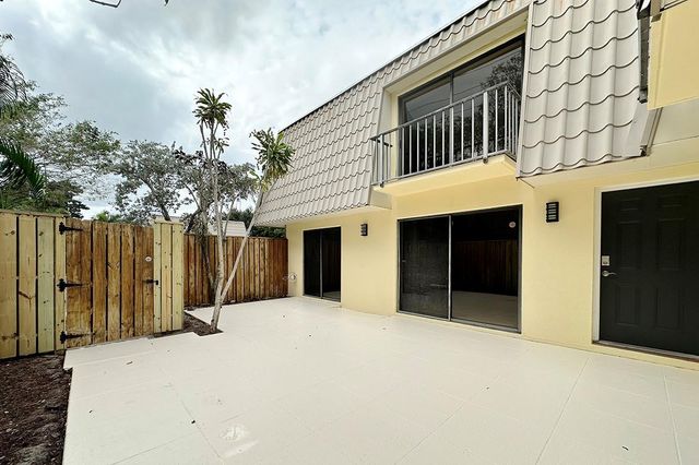 1700 Embassy Dr 402, West Palm Beach, FL 33401