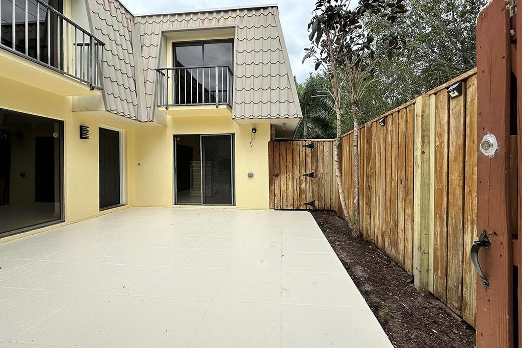 1700 Embassy Dr 402, West Palm Beach, FL 33401