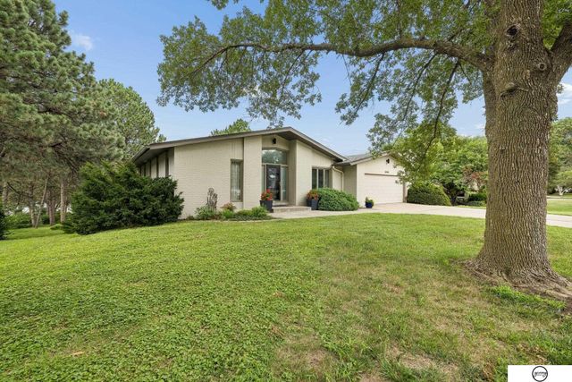 6446 W Shore Drive, Lincoln, NE 68516