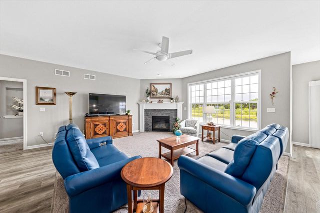 W200N4949 Tamarind WAY, Menomonee Falls, WI 53051