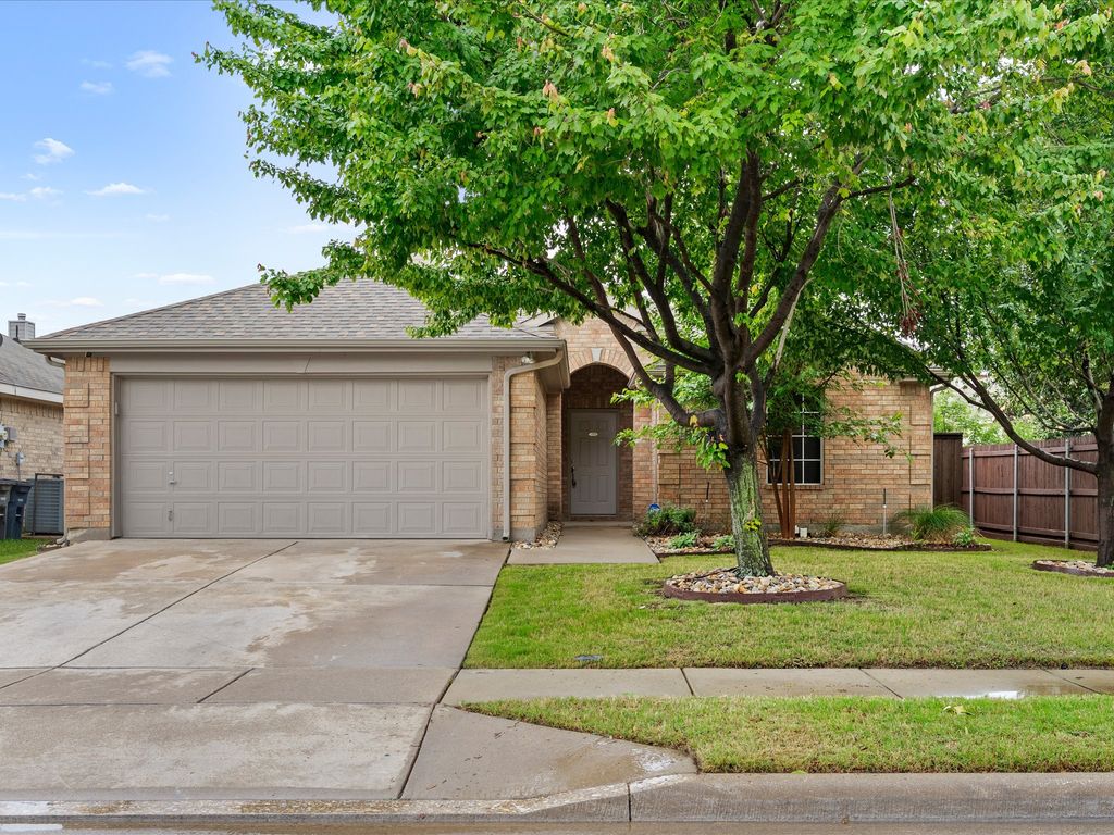 4524 Grassy Glen Drive, Fort Worth, TX 76244