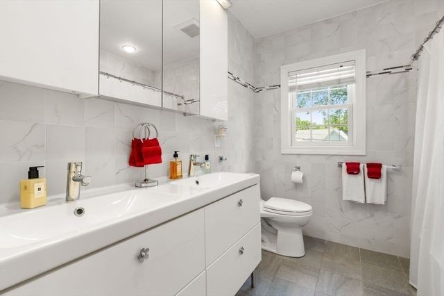 19 Druid Hill Rd, Newton, MA 02461