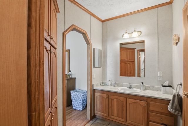 9 Blackbird St, Tiverton, MA 02787