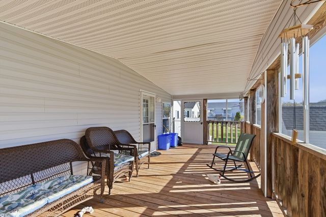 9 Blackbird St, Tiverton, MA 02787