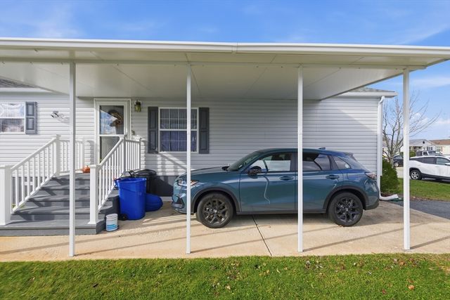 9 Blackbird St, Tiverton, MA 02787