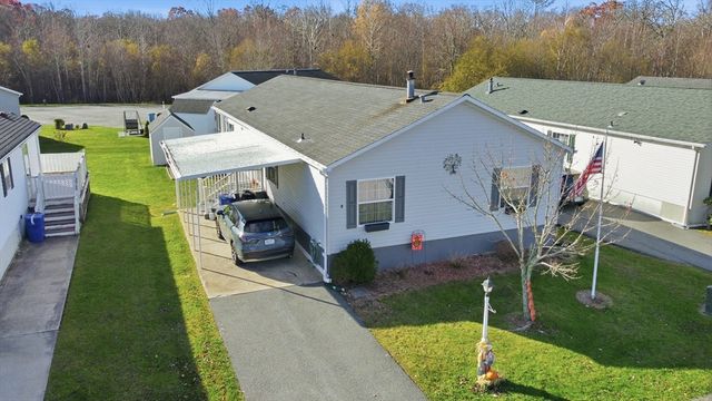 9 Blackbird St, Tiverton, MA 02787