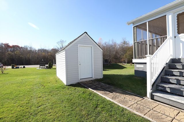 9 Blackbird St, Tiverton, MA 02787