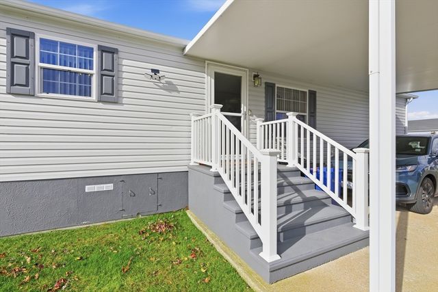 9 Blackbird St, Tiverton, MA 02787