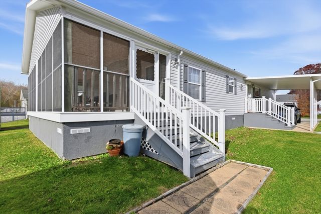 9 Blackbird St, Tiverton, MA 02787