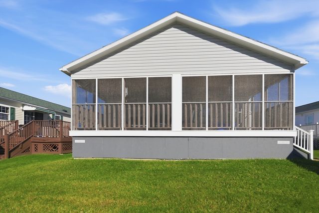 9 Blackbird St, Tiverton, MA 02787