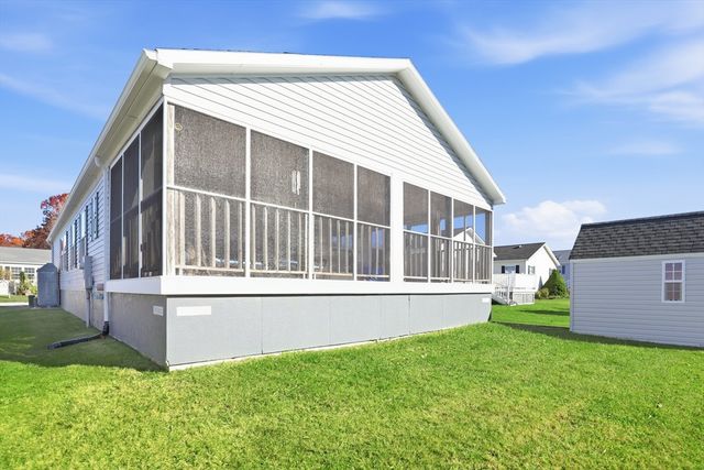 9 Blackbird St, Tiverton, MA 02787