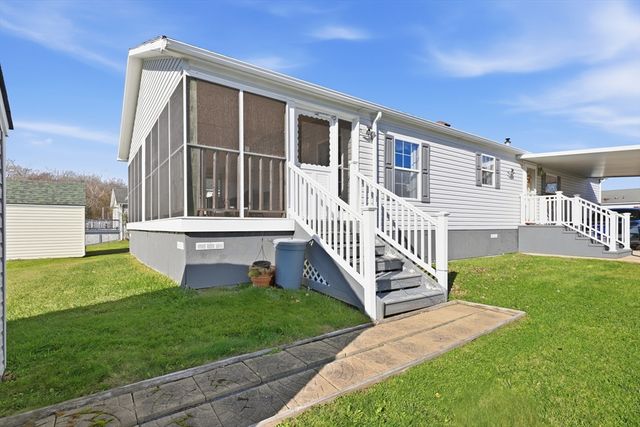 9 Blackbird St, Tiverton, MA 02787