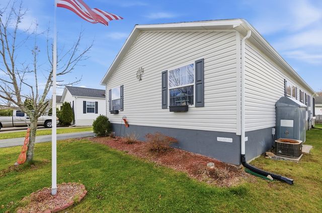 9 Blackbird St, Tiverton, MA 02787