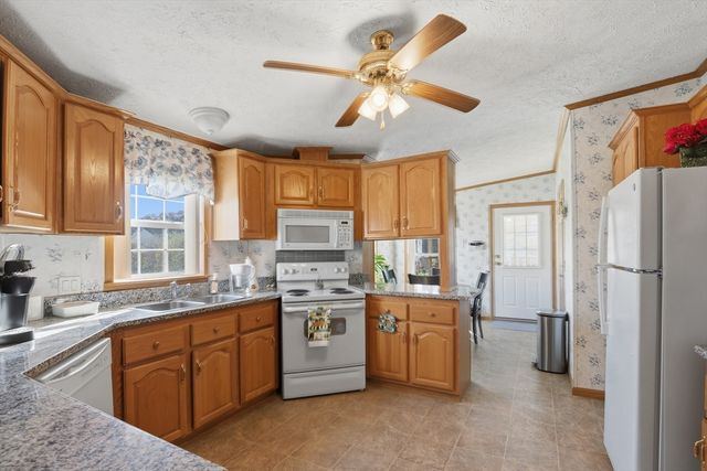 9 Blackbird St, Tiverton, MA 02787