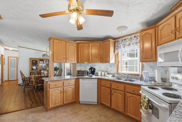 9 Blackbird St, Tiverton, MA 02787