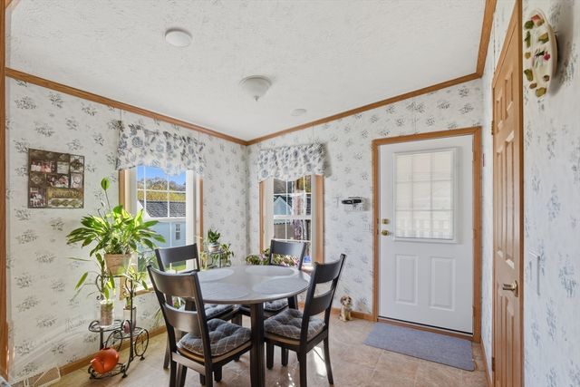 9 Blackbird St, Tiverton, MA 02787