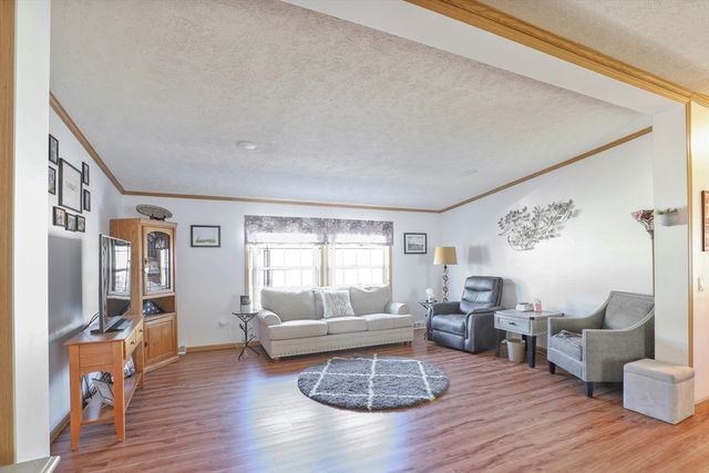 9 Blackbird St, Tiverton, MA 02787