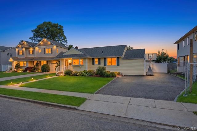 83 E End Avenue, Hicksville, NY 11801