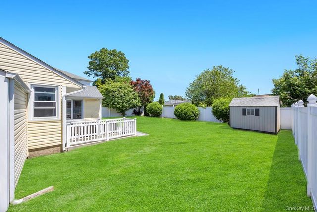 83 E End Avenue, Hicksville, NY 11801