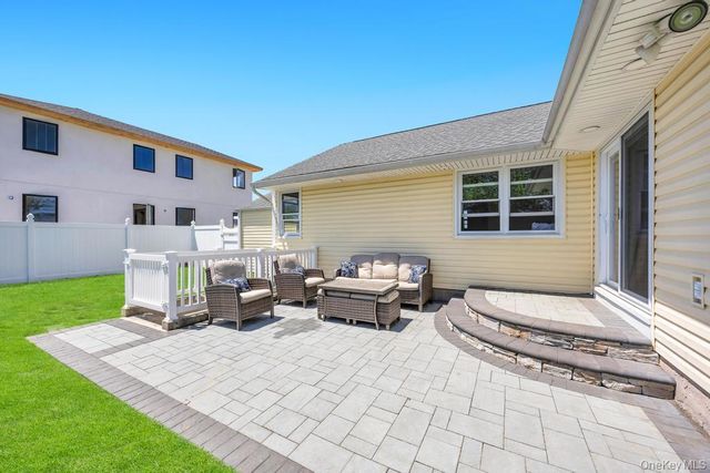 83 E End Avenue, Hicksville, NY 11801