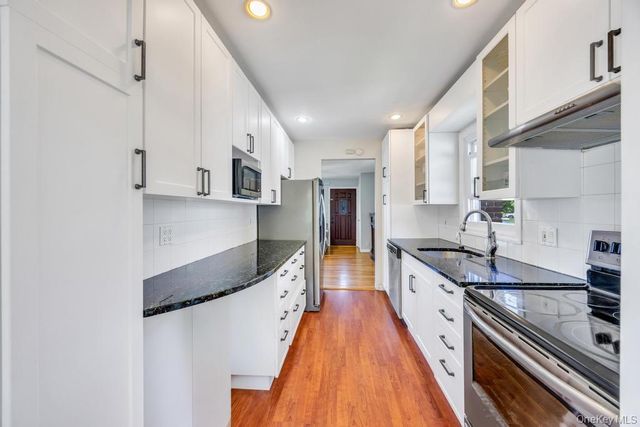 83 E End Avenue, Hicksville, NY 11801