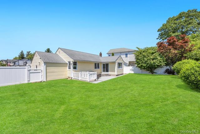 83 E End Avenue, Hicksville, NY 11801