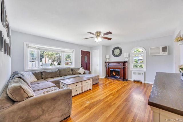 83 E End Avenue, Hicksville, NY 11801