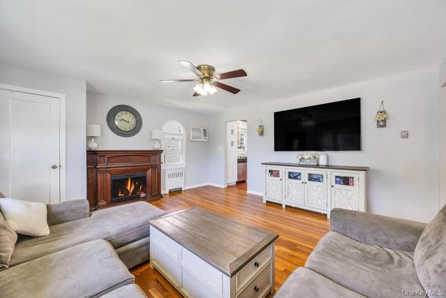 83 E End Avenue, Hicksville, NY 11801